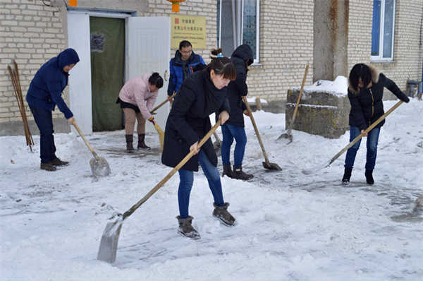 軒轅集團白俄項目辦公室門前積雪大掃除